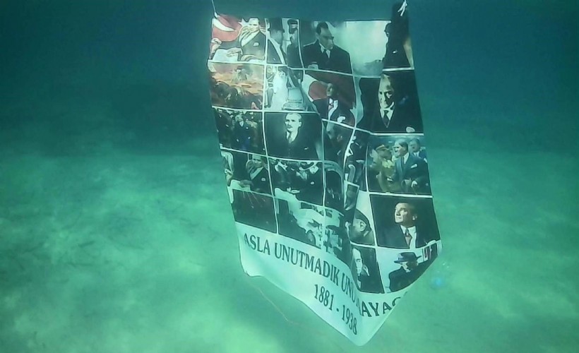 Ulu Önder Gazi Mustafa Kemal Atatürk'ü su altında andı