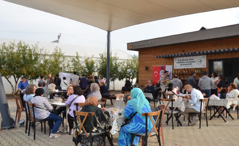 Üretici Pazarı Efes Tarlası Yaşam Köyü’nde bereketiyle devam ediyor