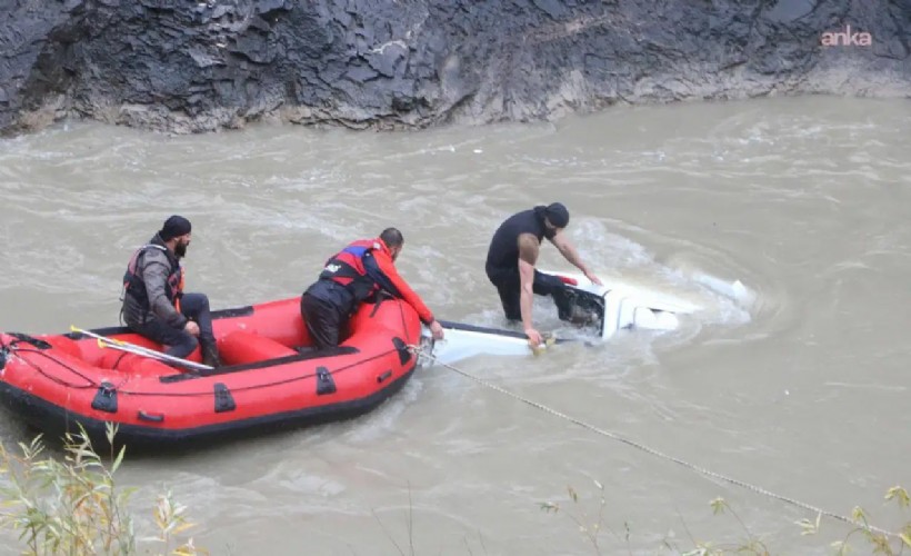 Yola düşen kayadan kaçarken Zap Suyu'na uçtular: Ölü ve yaralılar var...