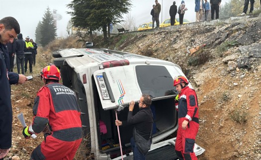 Yolcu minibüsü şarampole devrildi: 15 yaralı