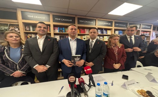 '22 Metrekare Gökyüzü' için imza günü: Buğra Gökçe'den İzmir'e özel mektup!
