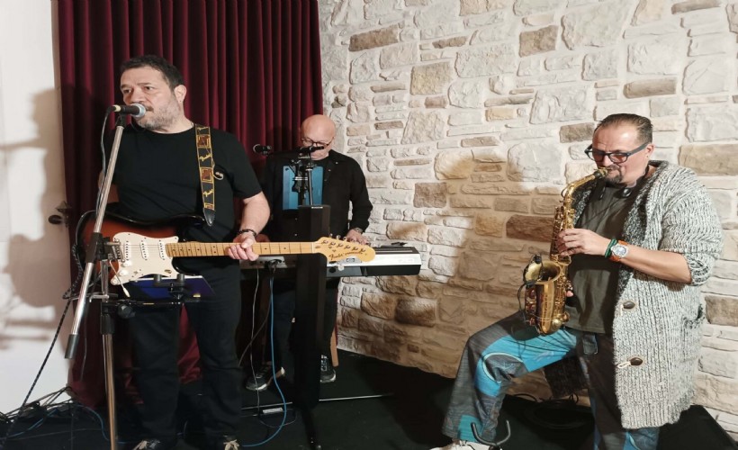 2 mühendis ve 1 cerrah, öğrencilere burs desteği için sahne aldı