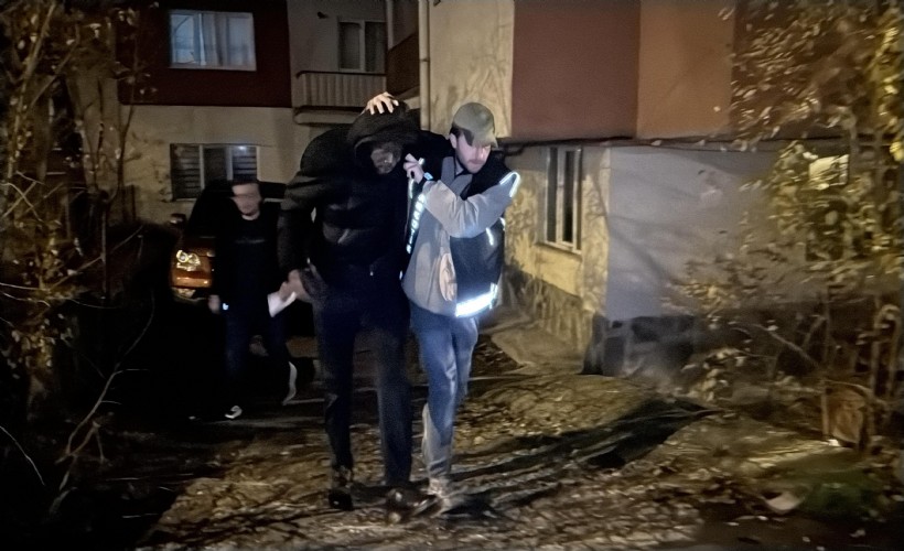 Afrikalı torbacıya köpekli ev baskını!