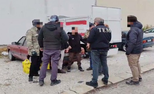 Afyonkarahisar'da 9'u DEAŞ'le iltisaklı 62 yabancı uyruklu sınır dışı edildi