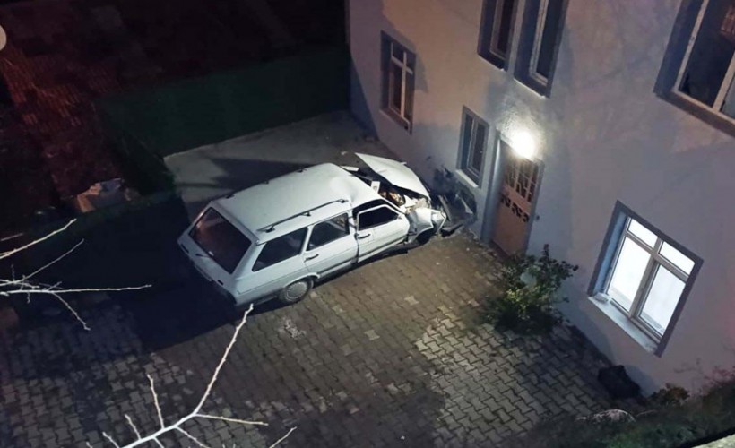 Apartman duvarına çarpan otomobilde sürücü yaralandı, eşi öldü