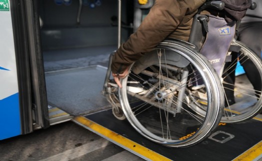 Başkan Tugay'ın Engelliler Günü'nde duyurduğu 'Duraktayım' müjdesi hayata geçti