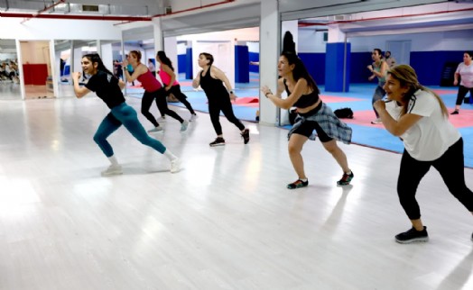 Bayraklı'da kadınlara ücretsiz 'Tae-Bo' dersleri başladı