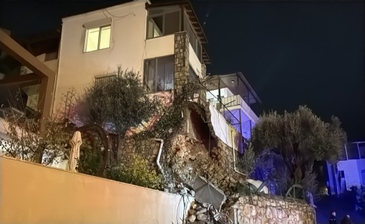 Bodrum'da sağanak; evin istinat duvarı çöktü, yollar göle döndü