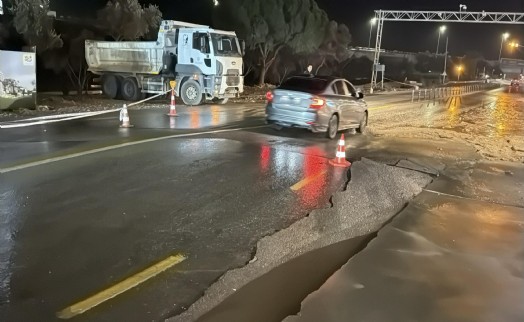 Bodrum'da ana su isale hattı patladı, asfalt çöktü