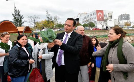 Bornova'da Kent Bostanlarında büyük hasat coşkusu