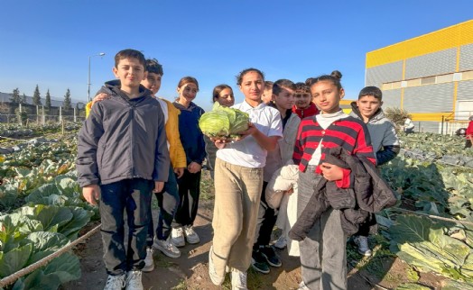 Bornovalı öğrenciler Kent Bostanı'nda ekoloji eğitimi aldı