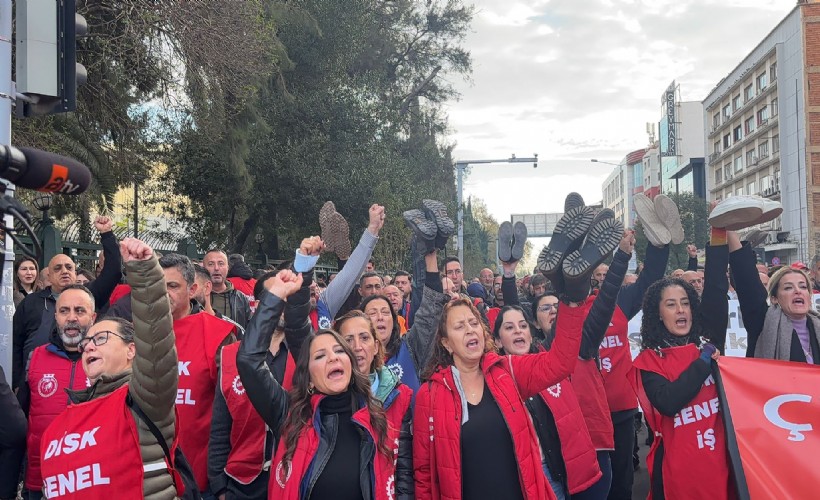 Büyükşehir'de ödeme krizi sürüyor: Belediye işçileri 'çıplak ayakla' yürüdü
