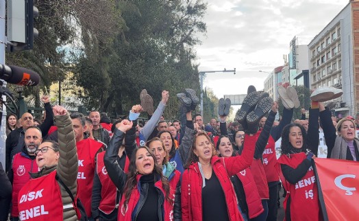 Büyükşehir'de ödeme krizi sürüyor: Belediye işçileri 'çıplak ayakla' yürüdü