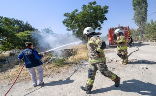 Büyükşehir'in köylere dağıttığı tankerler şimdiden 18 yangın engelledi
