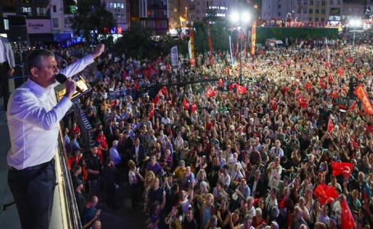 CHP'den Kağıthane'de boy gösterisi! Özgür Özel'den işçilere tarihi çağrı: Evde oturarak bu hükümet laf dinlemez!