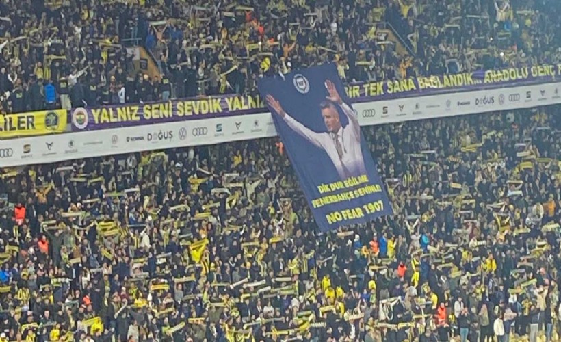 Derbi öncesi statta dev Sadettin Saran pankartı