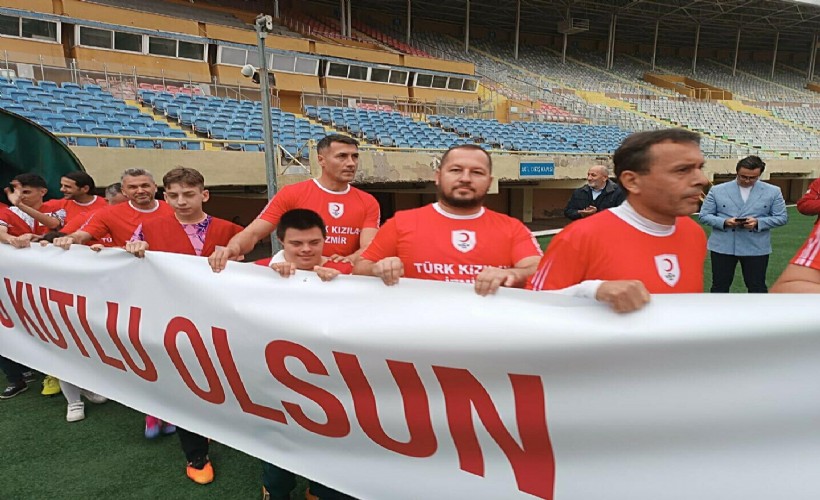 Eski futbolcu ve yöneticiler Kızılay için sahaya çıktı