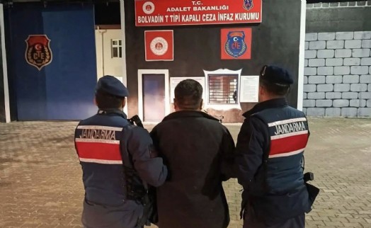 Eve geri dönmeyen eşini döven koca tutuklandı