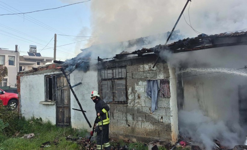 Evinde çıkan yangında yaralandı