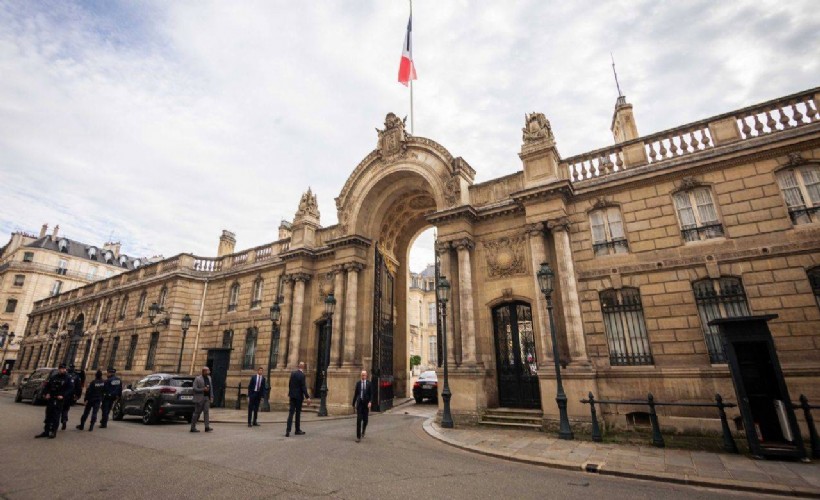 Fransa'da bu kez de Elysee Sarayı soyuldu!