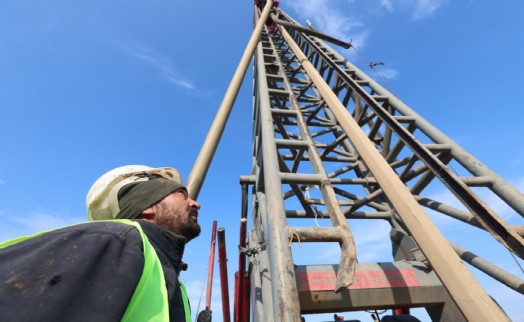 İZSU’dan yeni su kaynağı hamlesi: 6 ilçede 15 yeni kuyu açılıyor