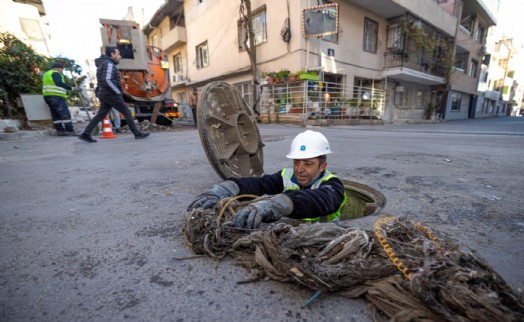 İZSU'dan İzmirliye çağrı: Izgaralar çöp değil!