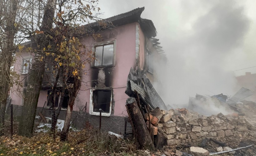İki ev yangında, kullanılmaz hale geldi