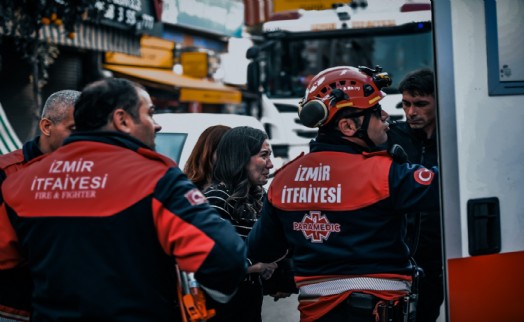 İş hanındaki yangında mahsur kaldılar: Büyükşehir itfaiyesi zamanla yarıştı!