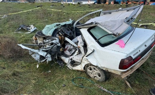 İzmir'de otomobiller çarpıştı; 1 kişi öldü 1 kişi yaralandı