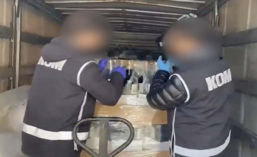 Kamyonet kasasında 4 bin 737 litre sahte içki ele geçirildi