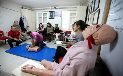 Karşıyaka'da hedef sağlıklı ve bilinçli toplum: 1 yılda 10 bin kişiye sağlık hizmeti verildi