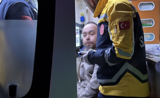 Kaza yapan alkollü sürücü silah saklarken yakalandı