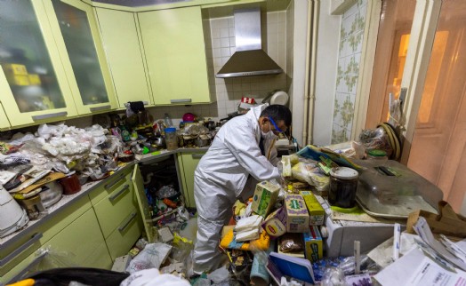 Alsancak'ta çöp ev operasyonu: 4 kamyon atık çıktı