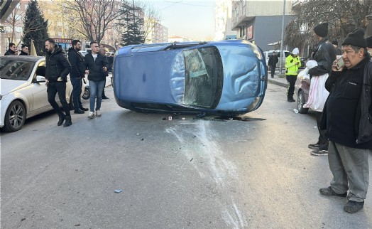 Kontrolünü kaybeden sürücü araçlara çarparak takla attı!