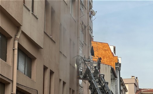 Küçük çocuk çakmakla oynarken evi yaktı!