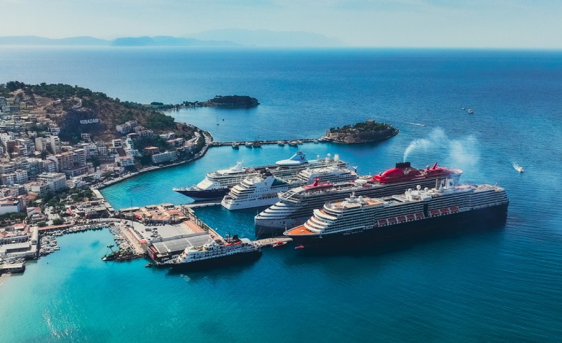 Kuşadası'na yılın ilk 11 ayında 611 kruvaziyer ile denizden 990 bin 231 yolcu geldi