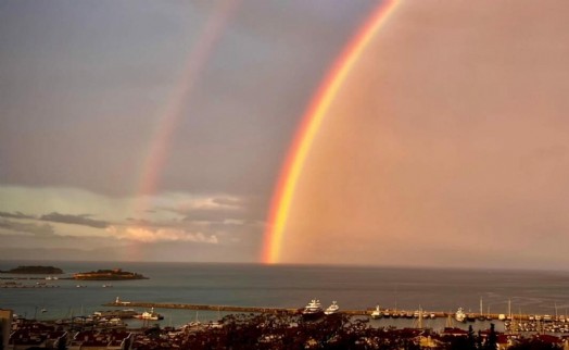 Kuşadası'nda yağmur sonrası denizin üzerinde gökkuşağı oluştu