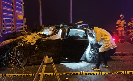 Kütahya'da otomobil TIR'a arkadan çarptı: 4 ölü