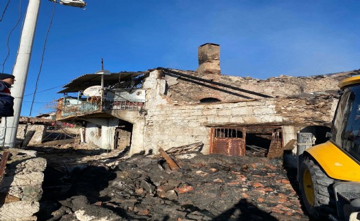 Manisa'da evi yanan kadına ulaşılamıyor