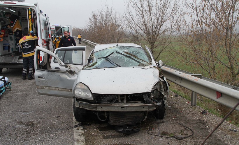 Otomobil, refüje ve bariyerlere çarptı; 1 ölü, 1 yaralı
