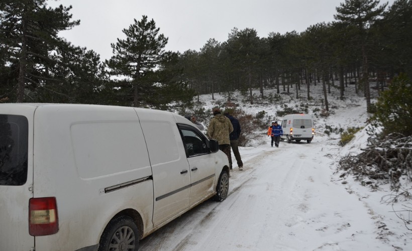 Manisa'da karda mahsur kalan avcılar kurtarıldı
