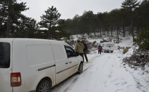 Manisa'da karda mahsur kalan avcılar kurtarıldı