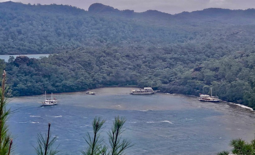 Marmaris'te fırtınada 3 gezi teknesi karaya oturdu
