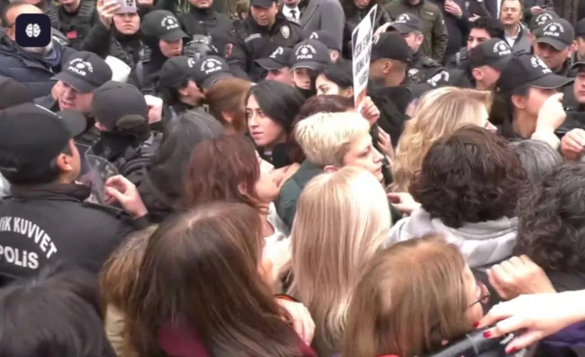 Meclis kapısı önünde 'cinsel istismar' protestosu... Polis engeliyle karşılaştılar!
