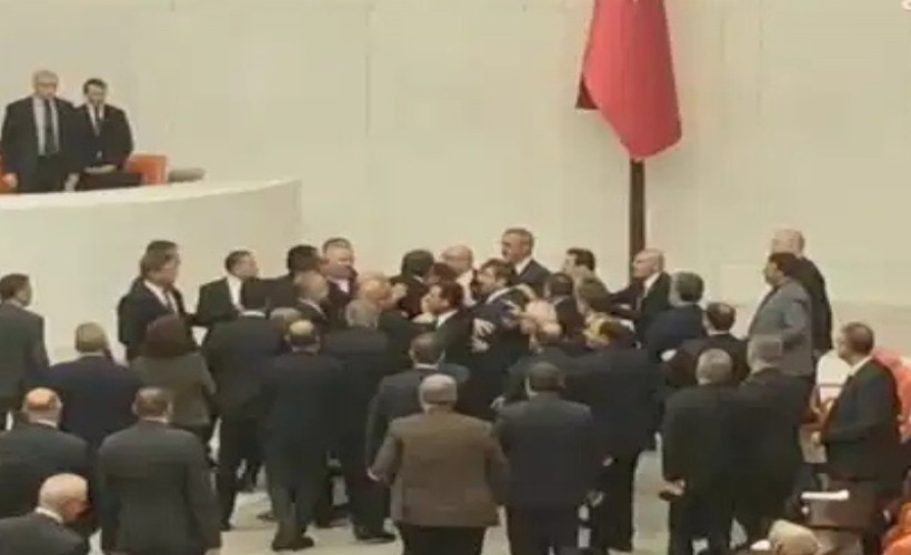 Meclis’te gergin anlar: CHP'liler ile AK Parti’li vekiller birbirinin üzerine yürüdü!