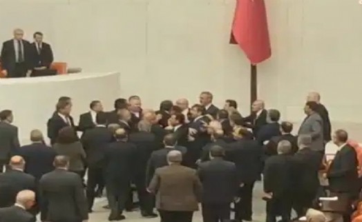 Meclis'te gergin anlar: CHP'liler ile AK Parti'li vekiller birbirinin üzerine yürüdü!