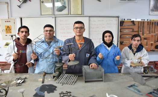 Metal, özel öğrencilerin ellerinde şekilleniyor