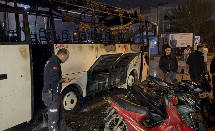 Midibüste çıkan yangın, park halindeki 5 motosiklete de sıçradı!