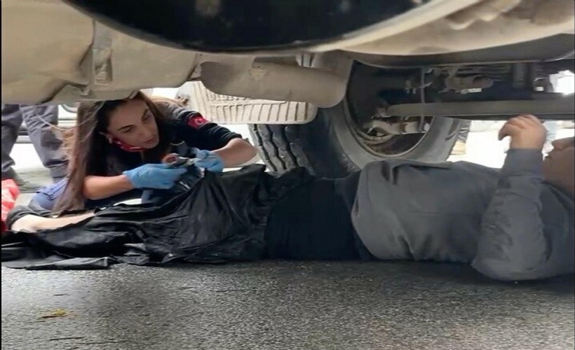 Motosiklet sürücüsü kamyonun altından ağır yaralı çıktı