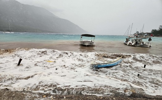 Muğla'da fırtına iskeleleri yıktı